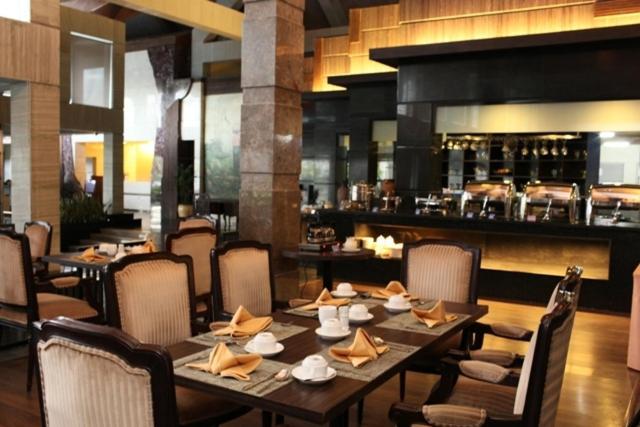 Crown Victoria Hotel Tulungagung Kültér fotó
