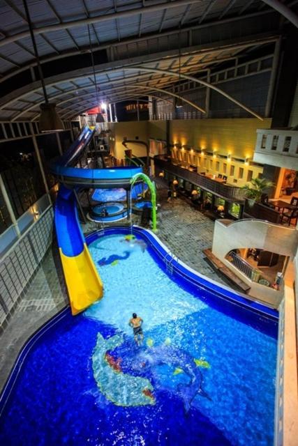 Crown Victoria Hotel Tulungagung Kültér fotó