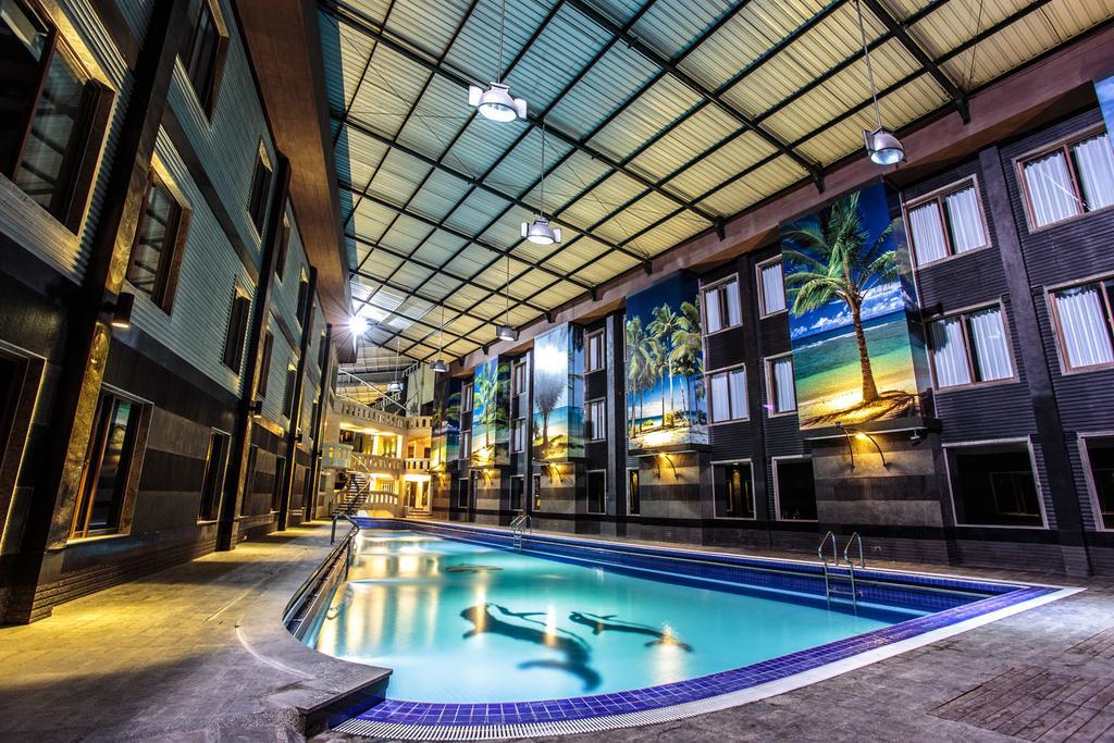 Crown Victoria Hotel Tulungagung Kültér fotó