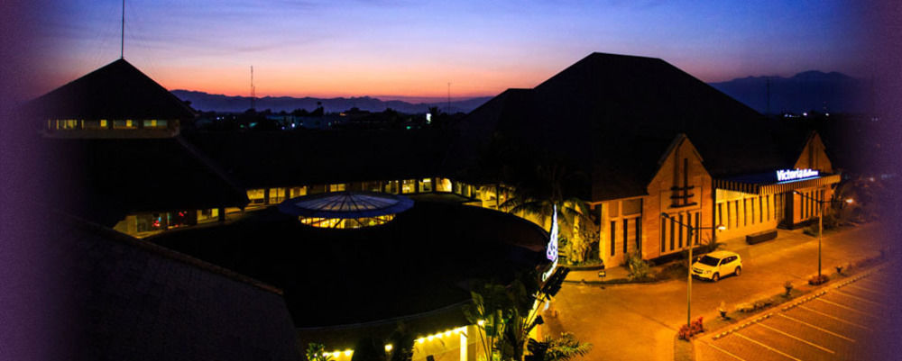 Crown Victoria Hotel Tulungagung Kültér fotó