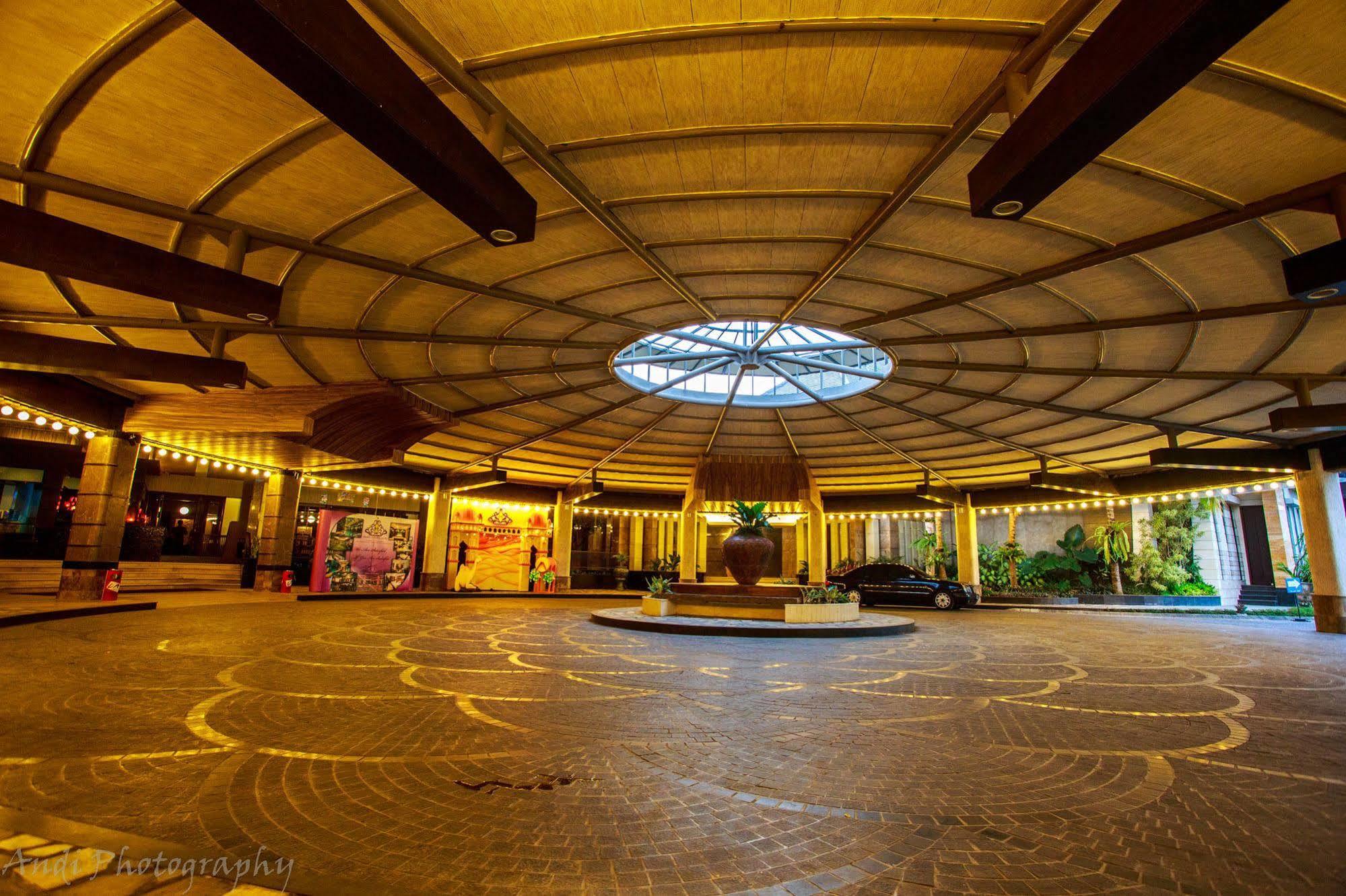Crown Victoria Hotel Tulungagung Kültér fotó